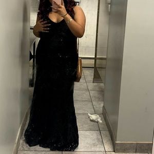 I’m selling this cute black sequins dress perfect for prom !